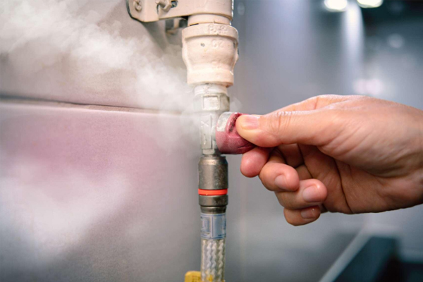 How Should an Acetylene Cylinder Leak Be Handled