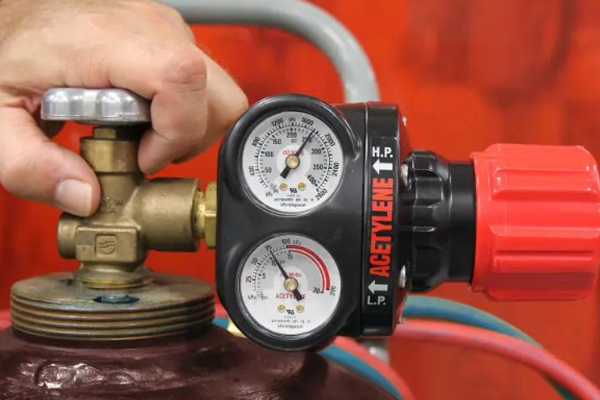 How to Prevent Gas Waste When Using an Acetylene Cylinder