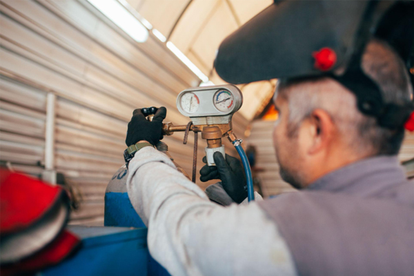 What Are the Daily Inspection Items for an Acetylene Cylinder?