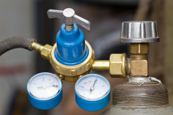 What Are the Operating Procedures for an Acetylene Cylinder?