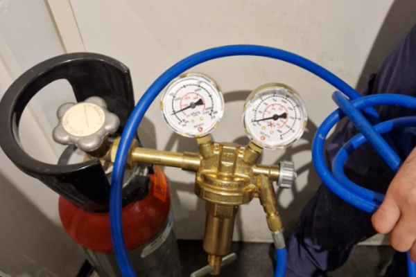 What Conditions Are Required for Filling an Acetylene Cylinder?